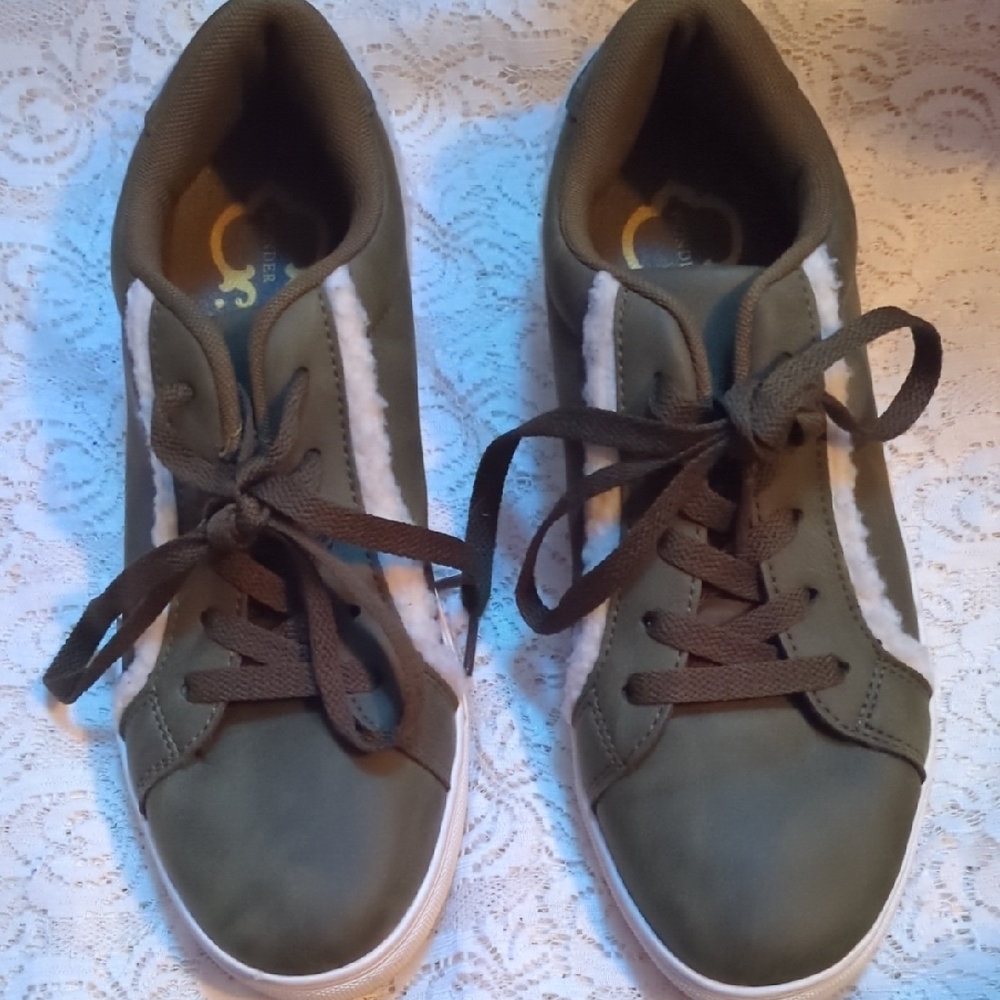 WONDER Emmy - Olive Lace-Up Sneakers 8.5